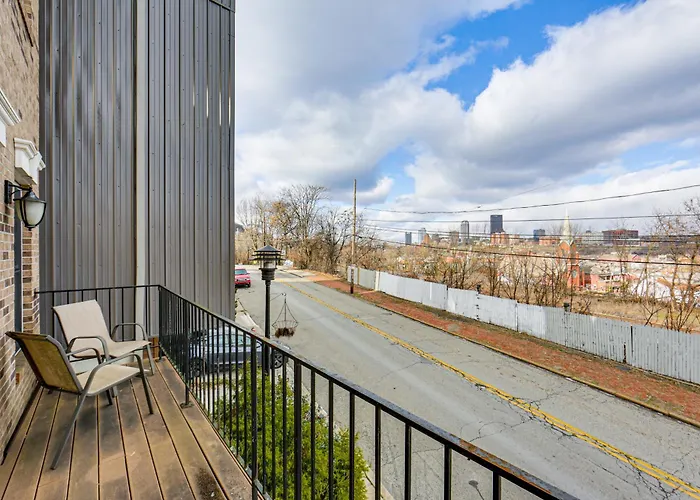2 Mi To Market Sq! Row House W/ Dedicated Office Holiday home Pittsburgh