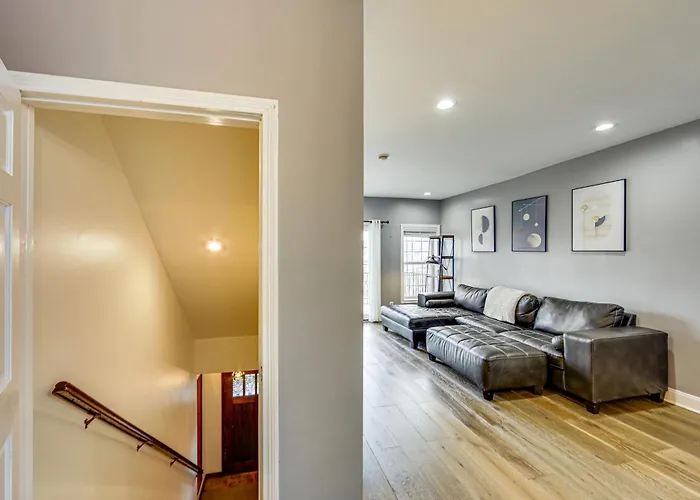 2 Mi To Market Sq! Row House W/ Dedicated Office Holiday home *